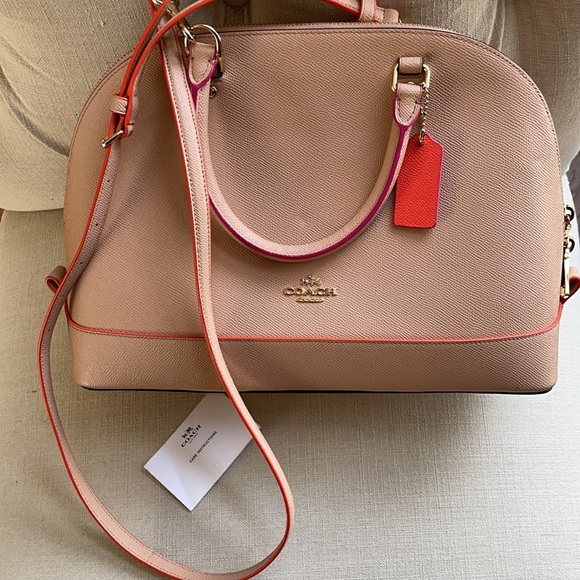 Classy COACH Crossbody Satchel Bag - Picture 8 of 16